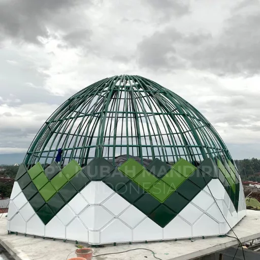 Kerangka kubah masjid mulai dipasang di lapangan