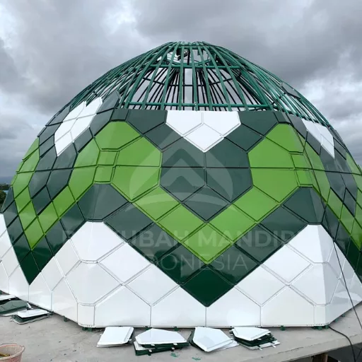 Panel kubah masjid mulai menutup rangka