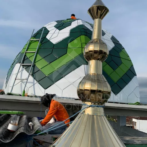 Tahap pemasangan mustaka dan finishing kubah masjid