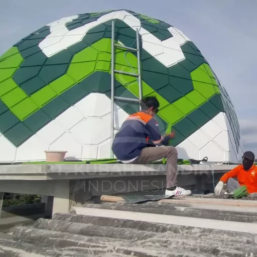 Tim melakukan finishing panel kubah masjid di lokasi
