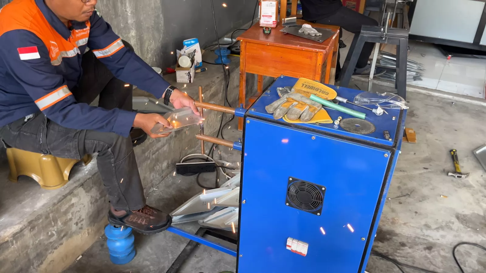Pembentukan panel kubah masjid di workshop