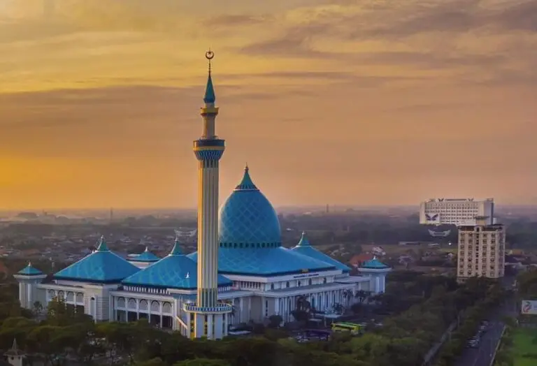 Masjid Al Akbar Surabaya: Kisah Pendirian dan Kubah Raksasa Ikonik