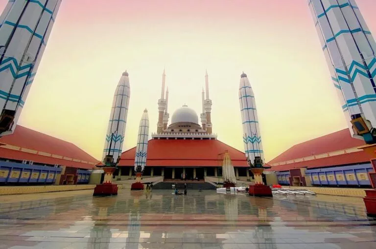 Masjid Agung Semarang: Sejarah, Arsitektur Jawa-Arab, dan Kubah Ikonik