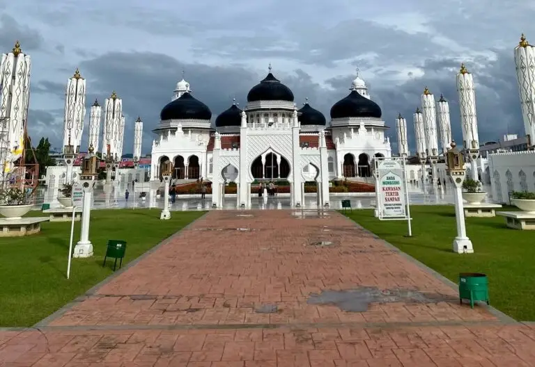 Masjid Raya Baiturrahman: Arsitektur Agung Nan Abadi