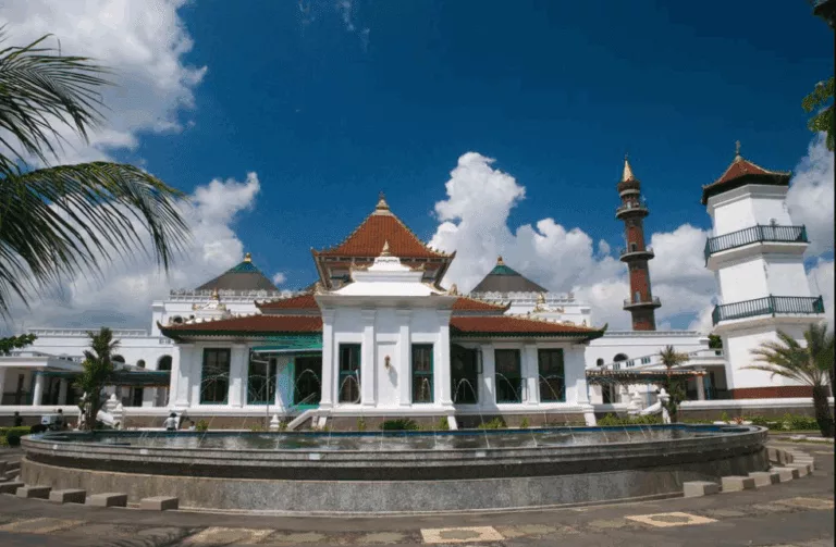 Masjid Agung Palembang:  Sejarah, Paduan Arsitektur,  dan Pesona Ornamen