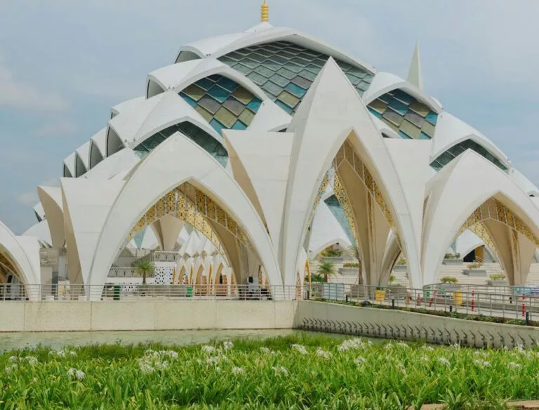 Masjid Raya Al Jabbar Bandung: Ikon Arsitektur Terbaru