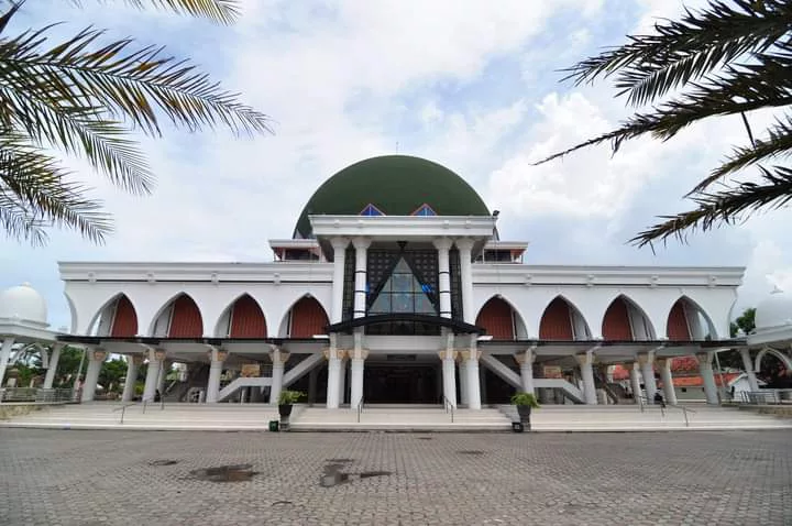 Masjid Agung Sampang: Pesona Dekorasi Interior dan Detail Ornamen Khas
