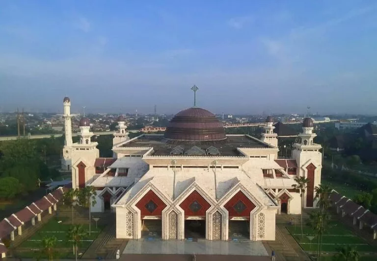 Masjid Agung At Tin: Mengulas Sejarah dan Keindahan Kubahnya