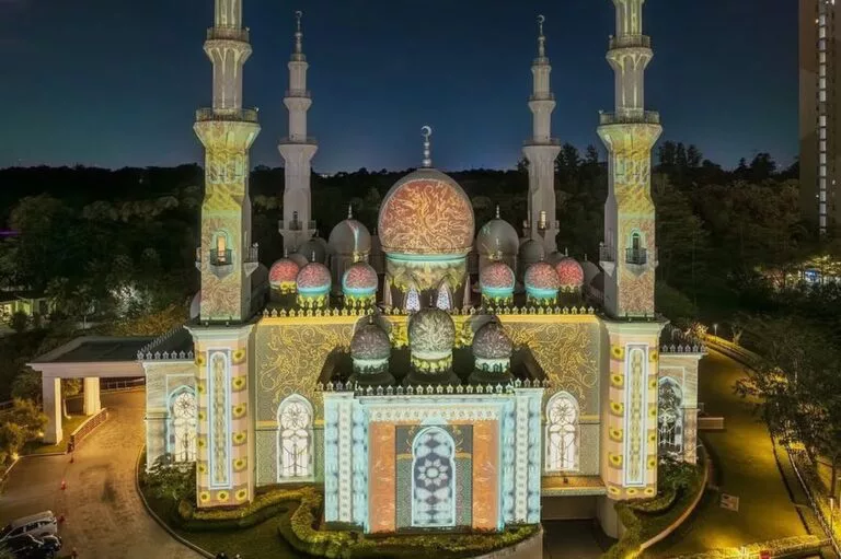 Masjid At-Thohir: Jejak Historis, Daya Pikat Arsitektur, dan Kubah-kubah Ikonik