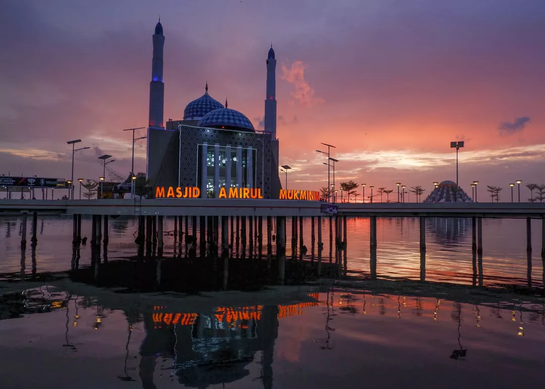Masjid Terapung Amirul Mukminin - instagram.com/@phinisihosptality
