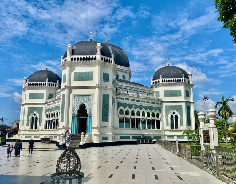 Masjid Raya Al Mashun: Perpaduan Arsitek Belanda & Warisan Sultan Deli