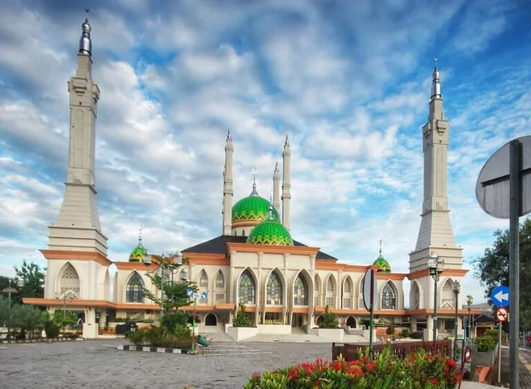 Masjid Agung Sukoharjo: Menelusuri Cahaya di Balik Struktur dan Megahnya