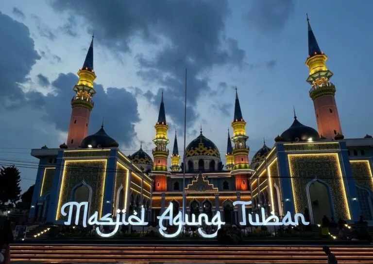 Masjid Agung Tuban: Pesona Arsitektur 1001 Malam dan Jejak Wali Songo