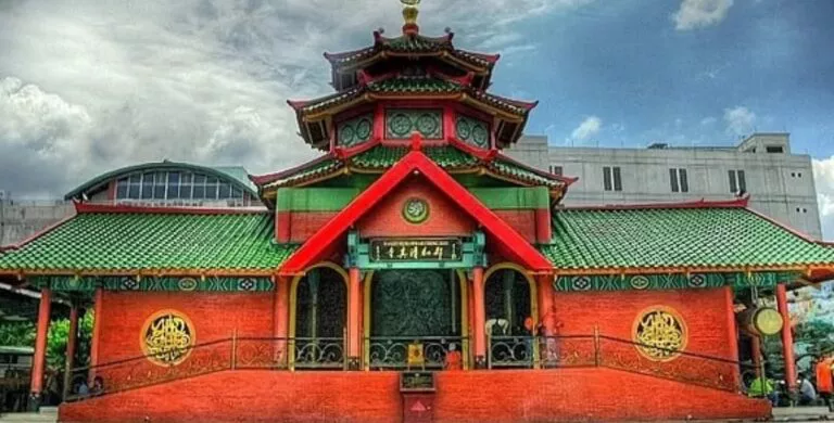 Masjid Cheng Ho: Arsitektur Klenteng Merah & Jejak Laksamana Muslim