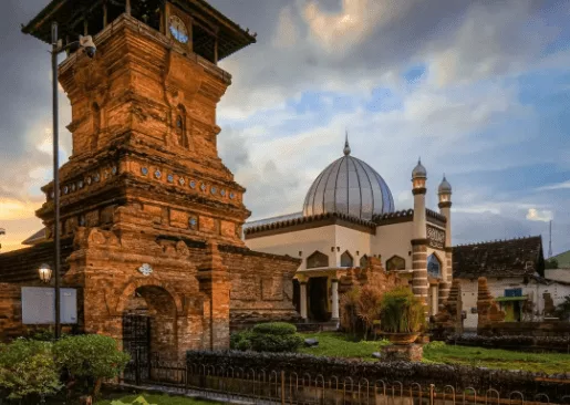 Masjid Menara Kudus: Warisan Toleransi dan Arsitektur Akulturatif