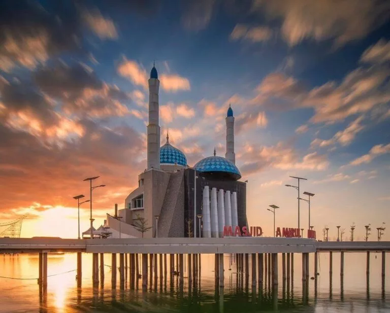 Masjid Terapung Amirul Mukminin Makassar: Ikon Megah Pesisir Losari