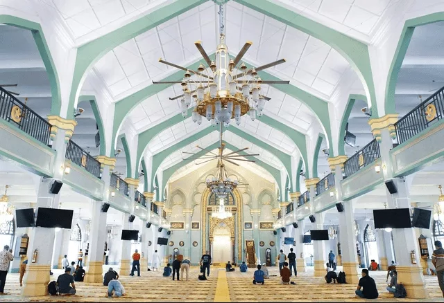 Interior Masjid Agung Gresik - Sumber: blue.kumparan.com