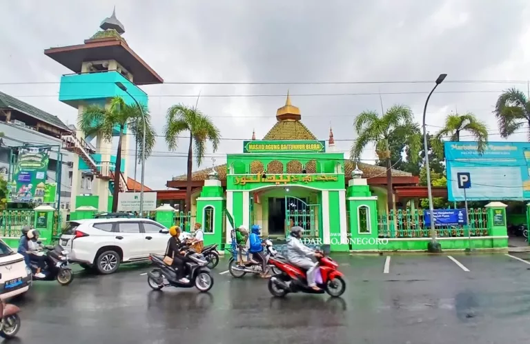 Eksotisme Arsitektur Klasik Masjid Agung Baitunnur Blora Terbaru