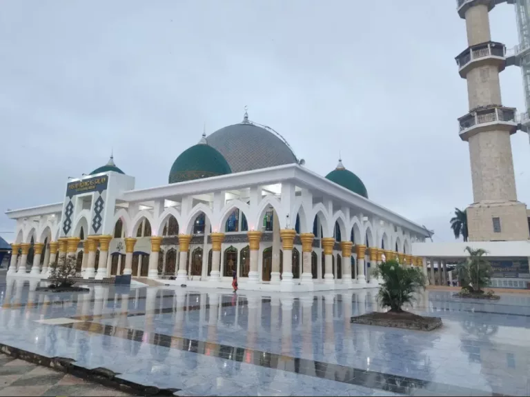 Mengenal Sejarah dan Interior Masjid Agung Lubuk Linggau