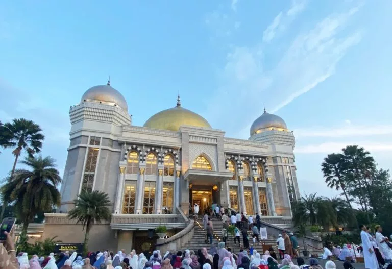Kisah Inspiratif Di Balik Berdirinya Masjid Agung Trans Studio