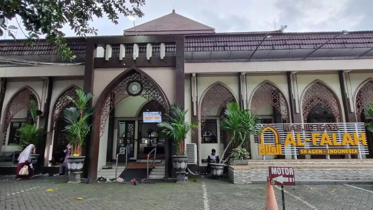 Pesona Aristektur Terbuka Masjid Raya Al Falah Sragen