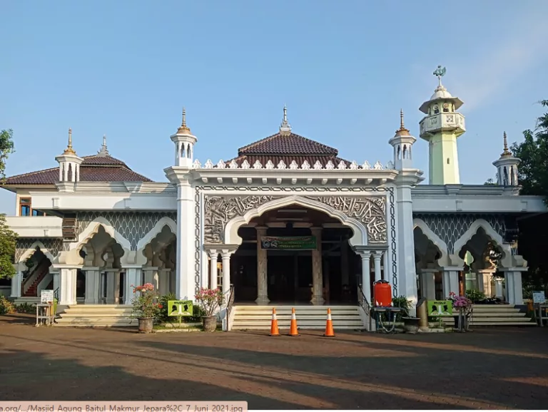Rahasia Keagungan Arsitektur dan Sejarah Masjid Agung Baitul Makmur