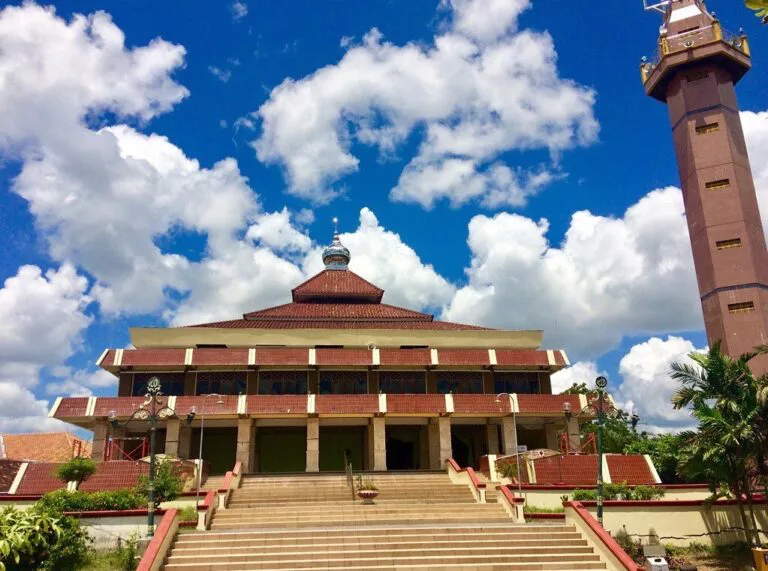 Sejarah dan Dekorasi Islami Masjid Agung Al Ikhlas Wonosari