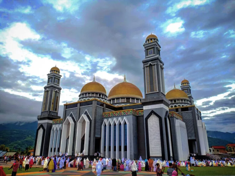 Keindahan Arsitektur Kubah Emas di Masjid Agung At Taqwa
