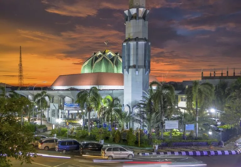 Masjid Agung Baitunnur Pati: Warisan Sejarah dan Keindahannya