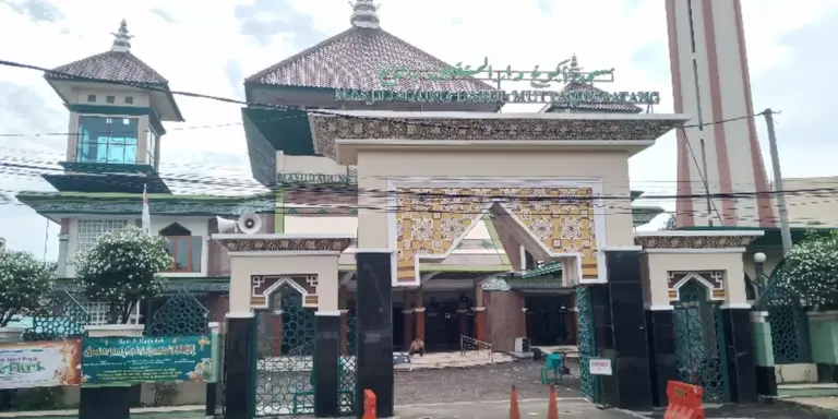 Desain Unik Masjid Agung Darul Muttaqin Batang Memukau