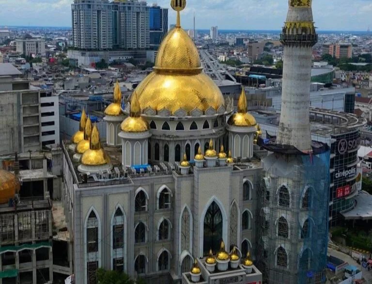 Menilik Pesona Arsitektur Kubah Emas Masjid Agung Medan