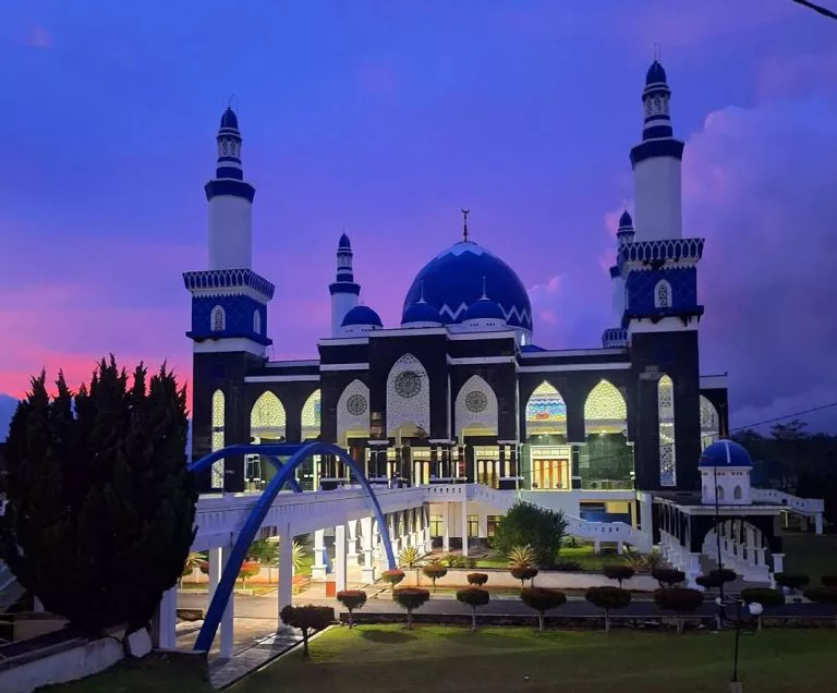 Kilau Kubah Emas dan Kemegahan Arsitektur Masjid Agung Sultan Abdullah