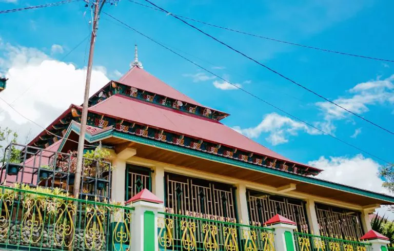 Keajaiban Konstruksi Kayu Tanpa Paku Masjid Agung Pondok Tinggi