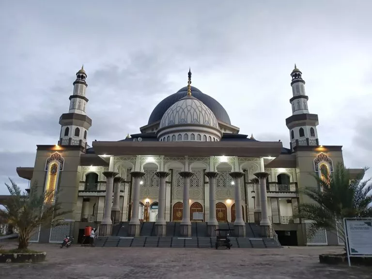 Teduhnya Oase Spiritual Pada Masjid Agung Nurul Makmur