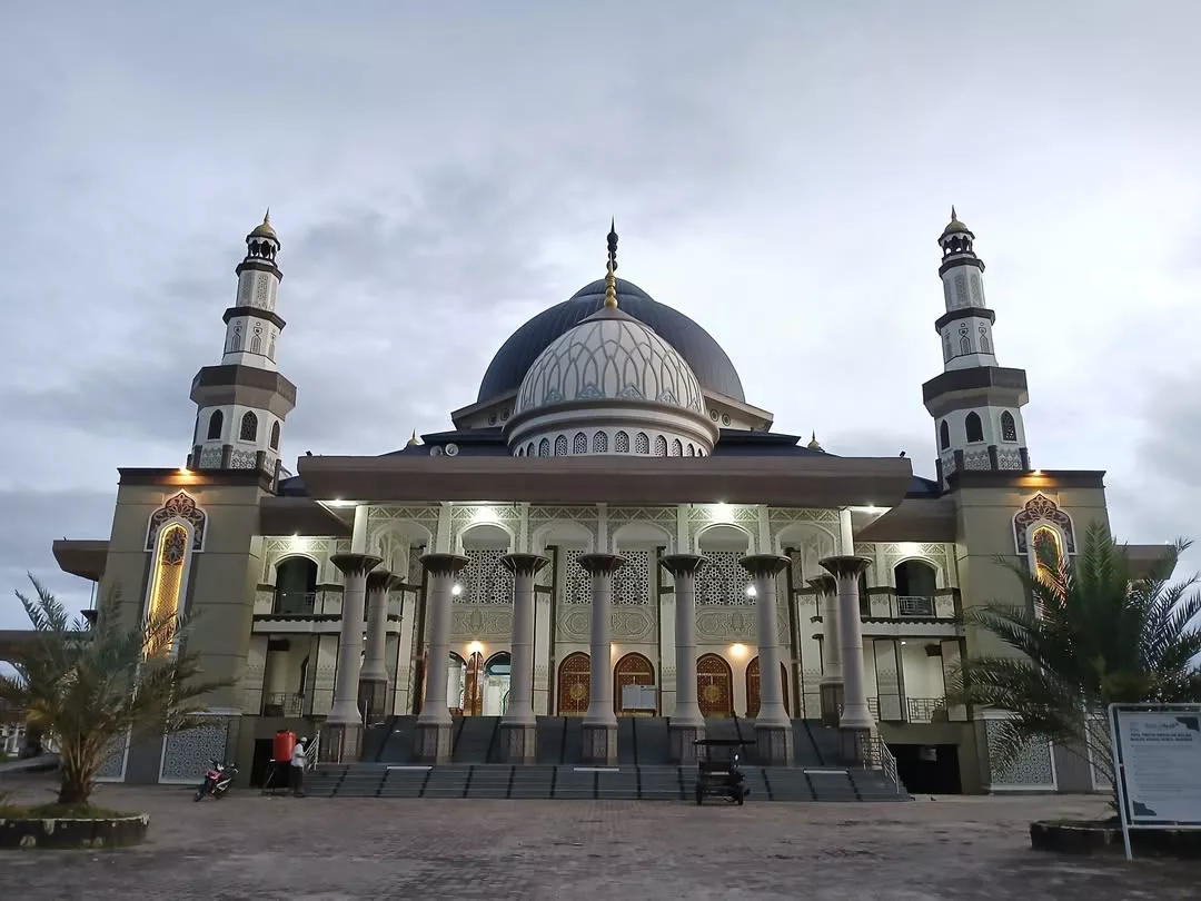 Masjid Agung Nurul Makmur - instagram.com/@moelhar
