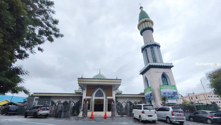 Indahnya Kubah Biru nan Menawan dari Masjid Agung Al Hikmah