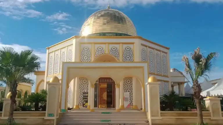 Kedamaian Beribadah di Masjid Raudhatul Jannah Kendari