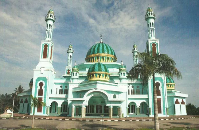 Arsitektur Megah dan Indah pada Masjid Agung Al Manan