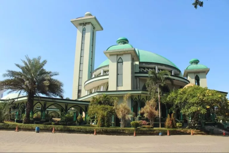 Masjid Jami’ Al Musannif Al Husna, Oase Spiritual di Tengah Keramaian