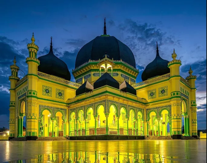 Masjid Azizi - image source: instagram.com/@masjid_loc