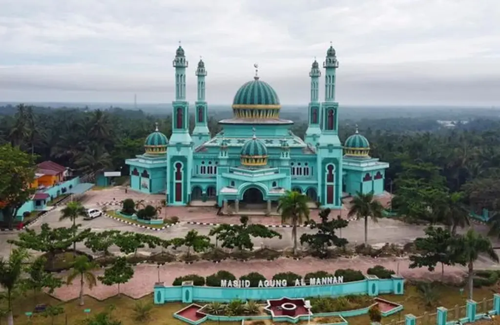 Masjid Agung Al-Manan - image source: adawarta.com