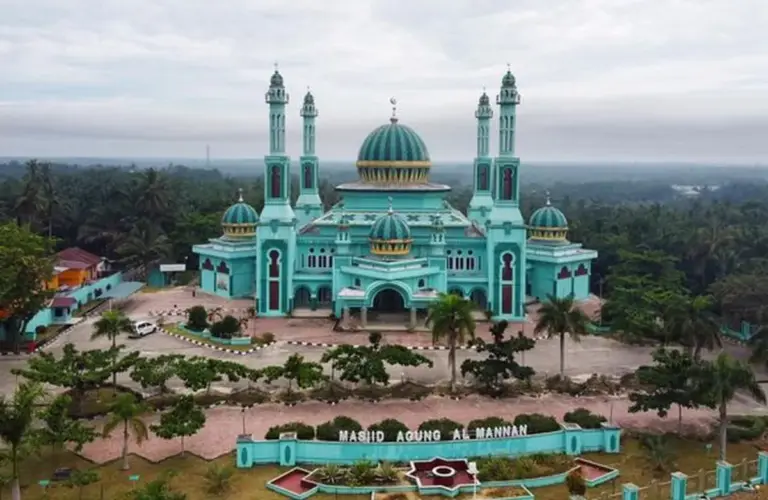 Masjid Agung Al-Manan, Sejarah Islam dan Simbol Keimanan