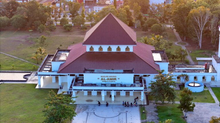 Masjid Agung Al Amir, Ikon Wisata yang Mengagumkan