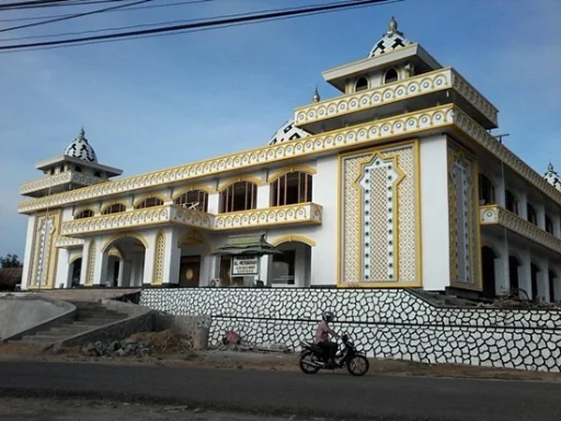 Masjid Agung Al-Mu’awwanah Sanggau dengan Kubah Megah dan Interior Menawan